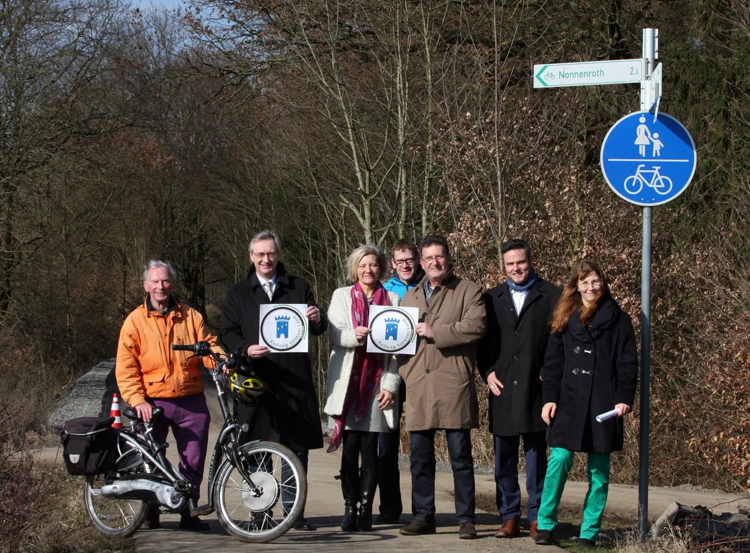 Landrätin Anita Schneider (3.v.l.) und die Bürgermeister der Städte, durch die der Radweg ‚Solmser Land‘ führt, machten sich vor Ort ein Bild der voranschreitenden Beschilderungsarbeiten. Bild: Landkreis Gießen